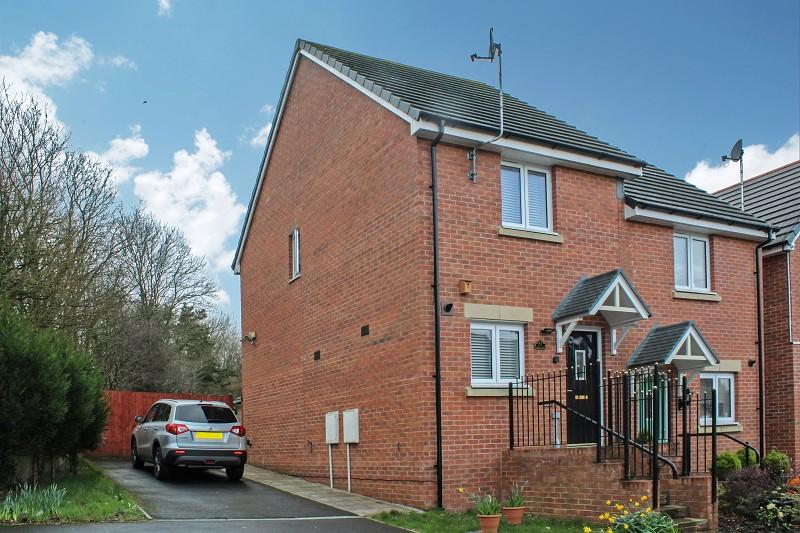 Cilgant Y Lein, Pyle, Bridgend. CF33 4AQ 2 bed semidetached house £