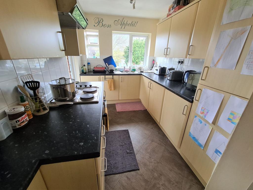Morris Road, Farnborough, GU14 2 bed flat £895 pcm (£207 pw)