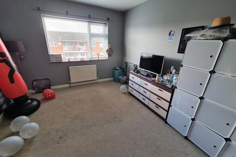 2 bedroom flat to rent, Morris Road, Farnborough, GU14