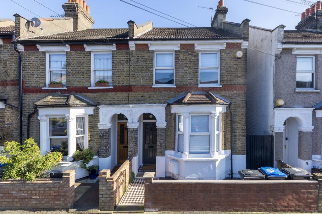 Southwell Road, Croydon, CR0 2 bed end of terrace house £1,245 pcm (£
