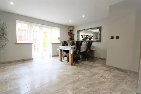 132 Amberton Road, Leeds, LS8 3TG