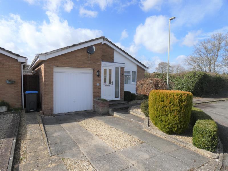 Edgeworth Drive, Carterton, Oxon, OX18 3LN 2 bed detached bungalow £