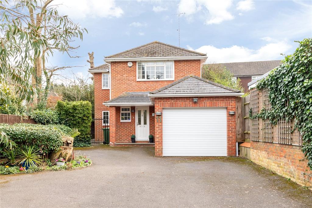 Pine Grove, Weybridge, KT13 3 bed detached house £925,000