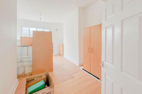 3 bedroom apartment to rent, Bickerton Road, London, N19