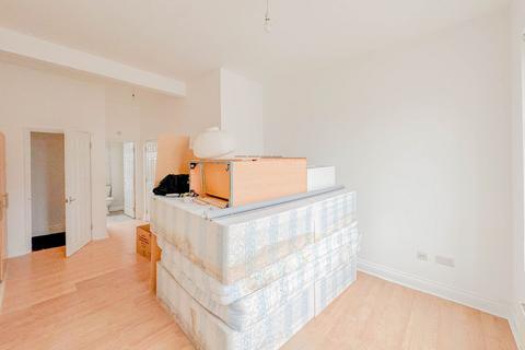 3 bedroom apartment to rent, Bickerton Road, London, N19