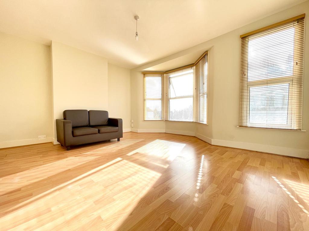 Erskine Road, Walthamstow, E17 2 bed flat £1,250 pcm (£288 pw)