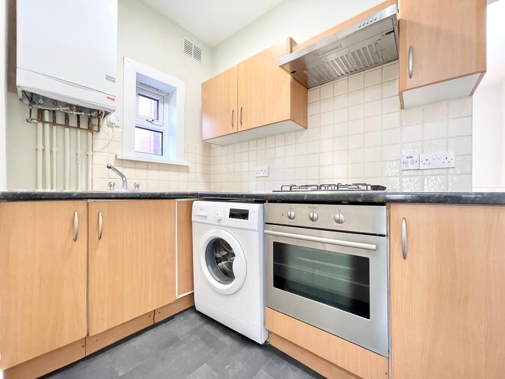 Erskine Road, Walthamstow, E17 2 bed flat £1,250 pcm (£288 pw)