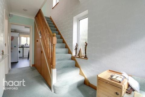 3 Blenheim Close, Romford, RM7 8DA