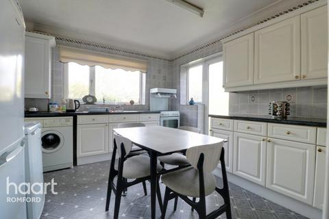 3 Blenheim Close, Romford, RM7 8DA