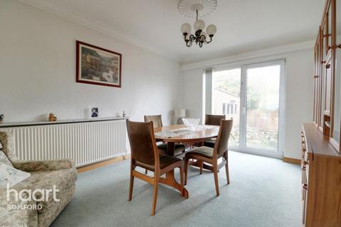 3 Blenheim Close, Romford, RM7 8DA