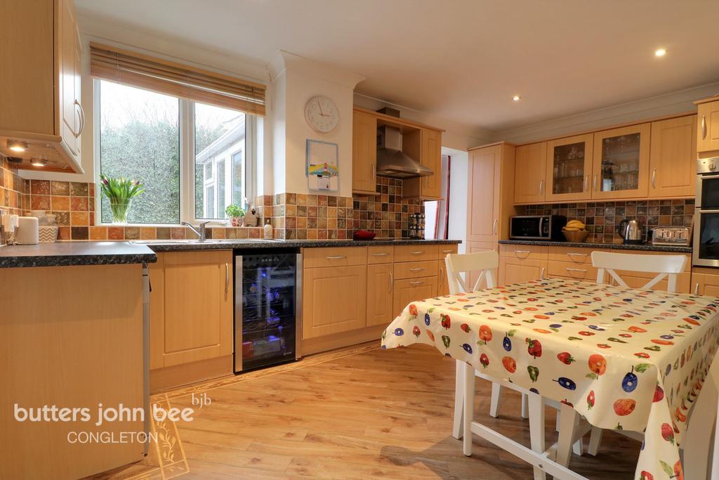 Drive, Congleton 3 bed link detached house £250,000