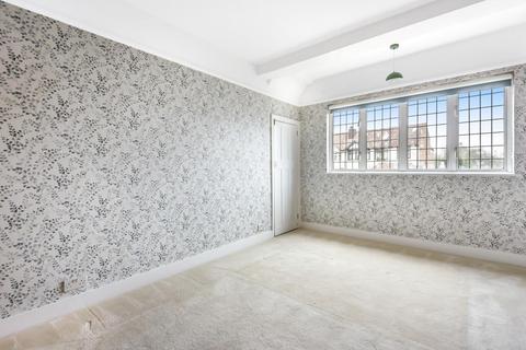 10 Senlac Road, London, SE12 9NA