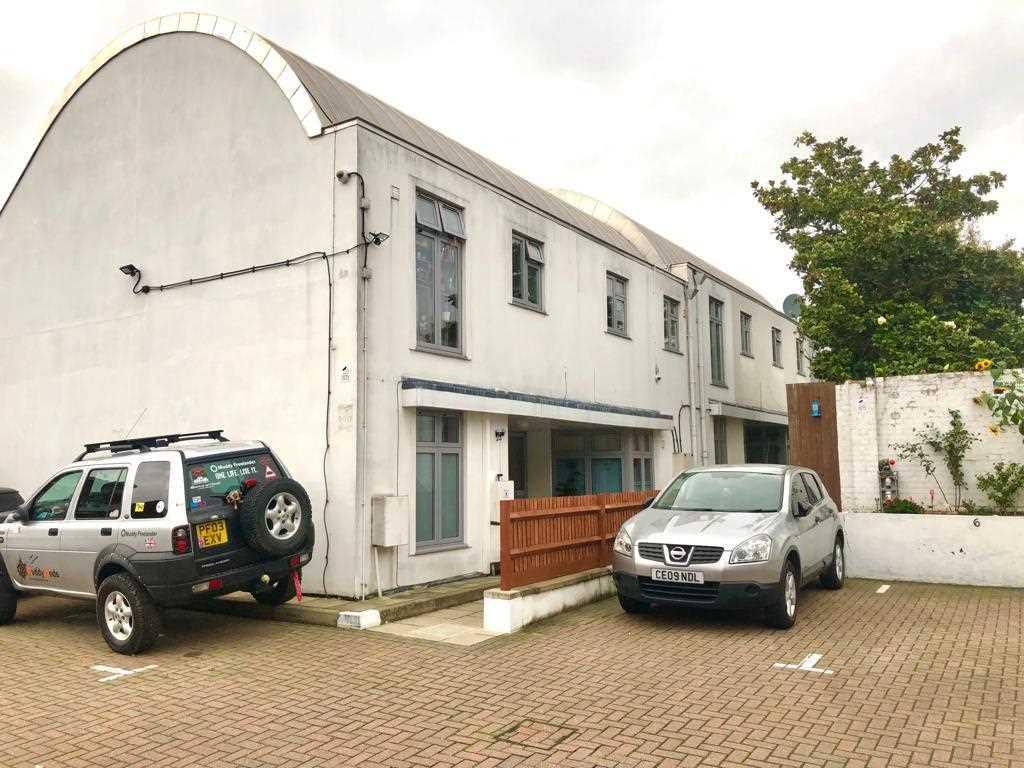 Mayna Court, Columbia Avenue, Edgware 1 bed apartment £1,200 pcm (£277 pw)