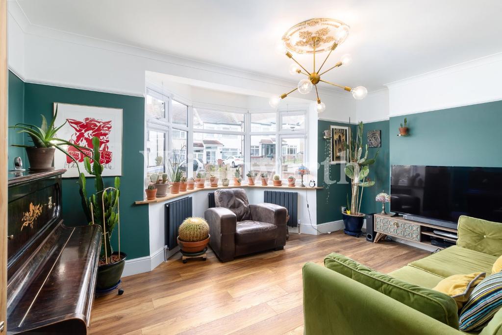 Norfolk Avenue, London, N13 3 bed end of terrace house £525,000