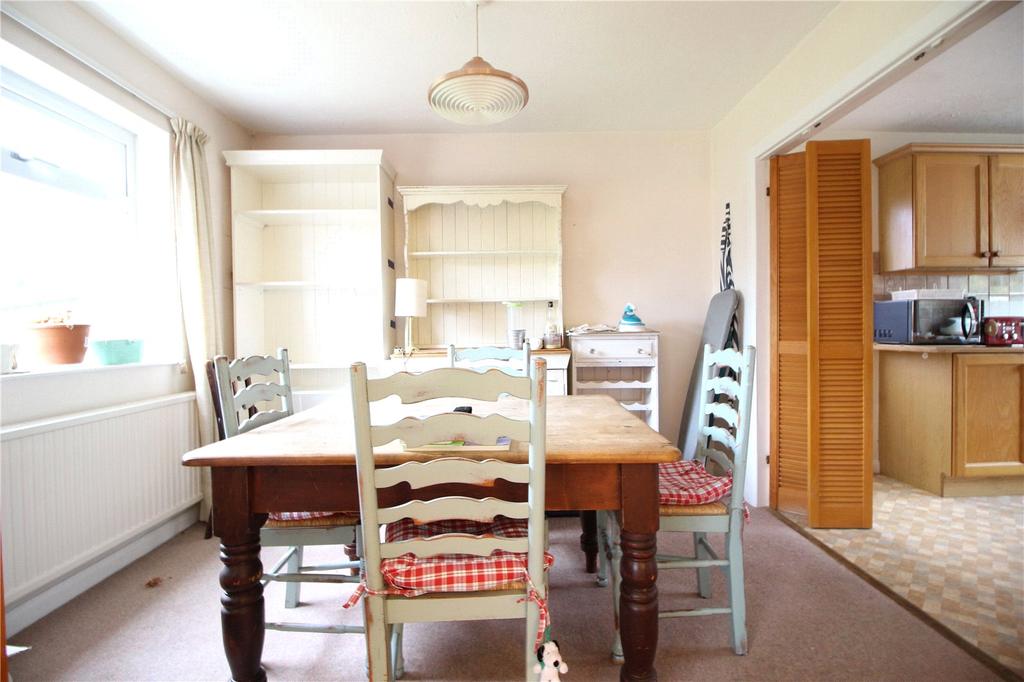 Cheltenham Road, Cirencester, GL7 3 bed detached house £385,000