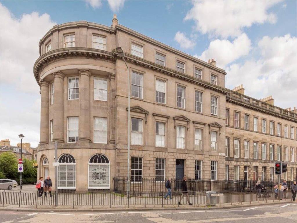Leopold Place, City Centre, Edinburgh 2 bed flat £1,520 pcm (£351 pw)