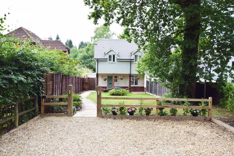 The Shrave, Four Marks, Alton, Hampshire 3 bed semidetached house £