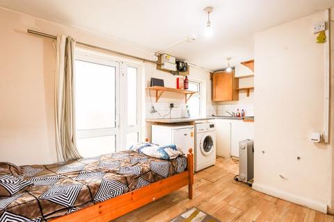 Studio to rent, Townsend Road, Southall
