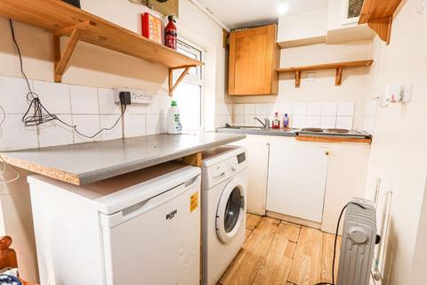 Studio to rent, Townsend Road, Southall