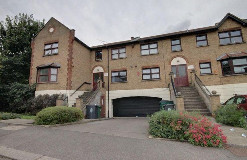 Coppermill Lane, E17 2 bed apartment £1,300 pcm (£300 pw)