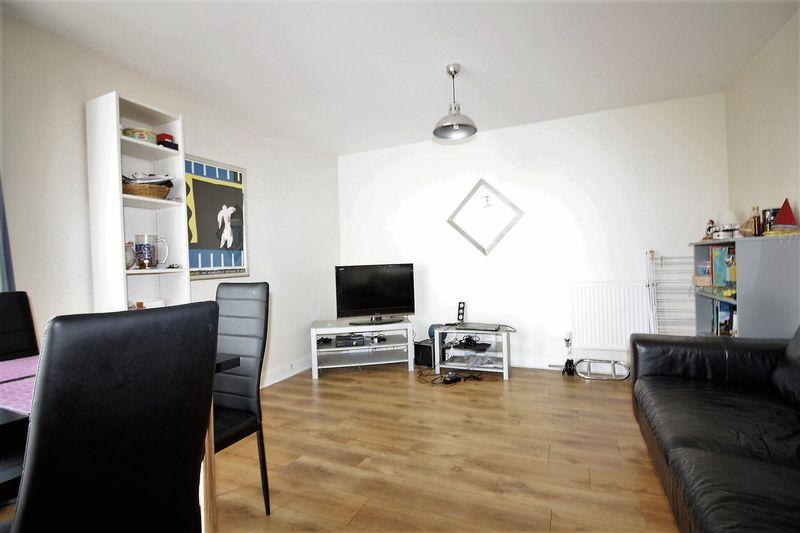 Coppermill Lane, E17 2 bed apartment £1,300 pcm (£300 pw)