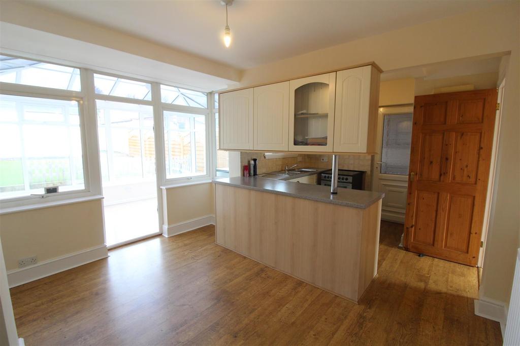 Wagon Lane, Solihull 3 bed house £995 pcm (£230 pw)