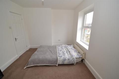 10 Knights Fold, Bradford, BD7 3DR