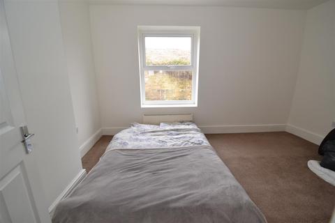 10 Knights Fold, Bradford, BD7 3DR