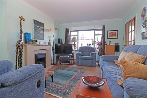 28 Brooklands Way, Redhill, RH1 2BW