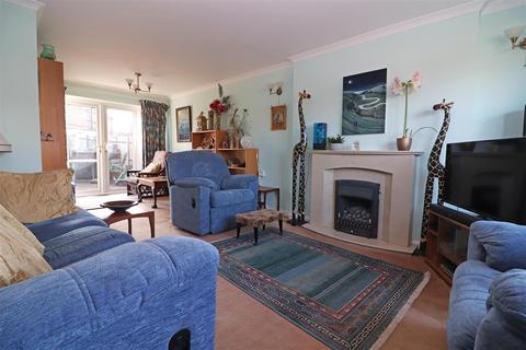 28 Brooklands Way, Redhill, RH1 2BW