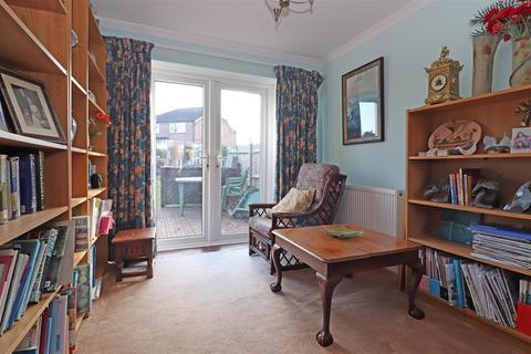 28 Brooklands Way, Redhill, RH1 2BW