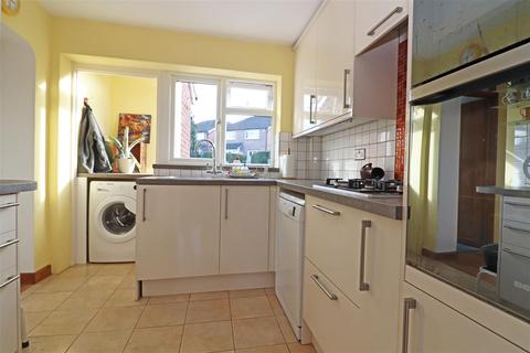 28 Brooklands Way, Redhill, RH1 2BW