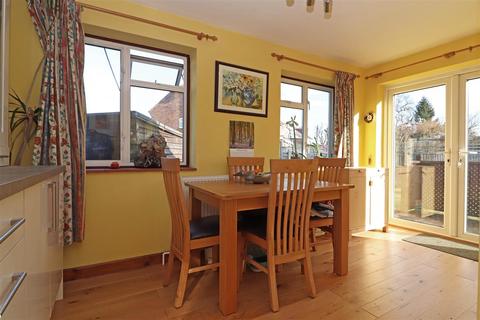 28 Brooklands Way, Redhill, RH1 2BW