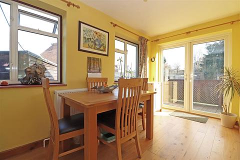 28 Brooklands Way, Redhill, RH1 2BW