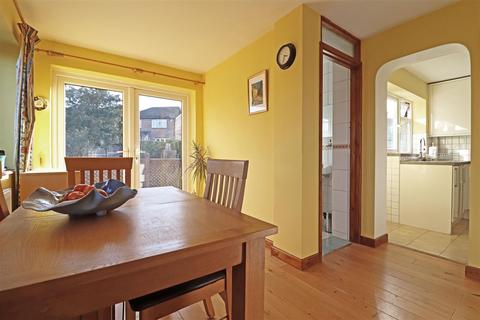 28 Brooklands Way, Redhill, RH1 2BW