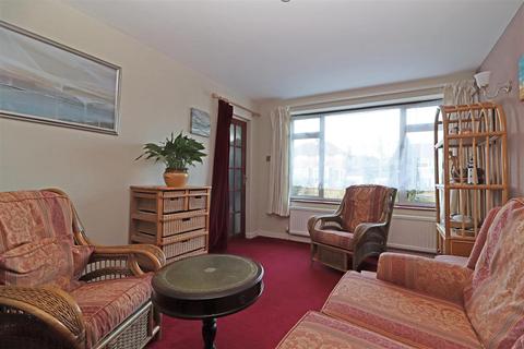 28 Brooklands Way, Redhill, RH1 2BW