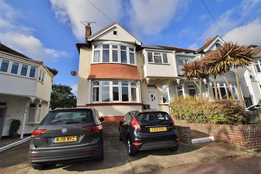 Woodfield Gardens, LeighOnSea, Essex 2 bed flat £995 pcm (£230 pw)