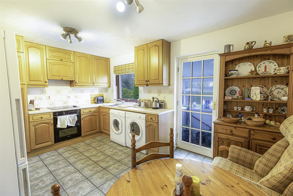 Kitchen 2.jpg