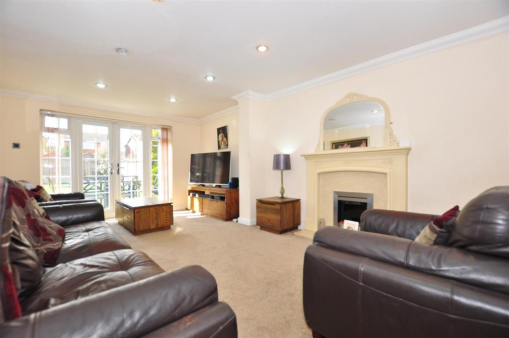 Clyde Avenue, Halesowen 3 bed detached house £280,000