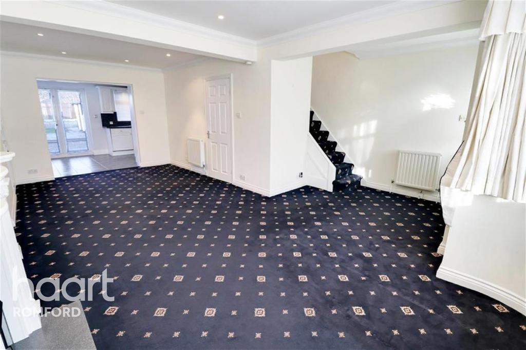 Lynwood Drive Collier Row RM5 3 bed semidetached house £1,750