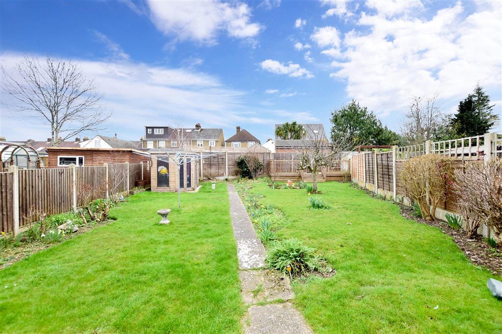 Manor Grove, Sittingbourne, Kent 3 bed semidetached house £290,000