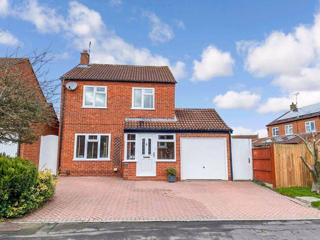 Hemingford Road, Walsgrave, Coventry, CV2 2RE 3 bed detached house £1,150 pcm (£265 pw)