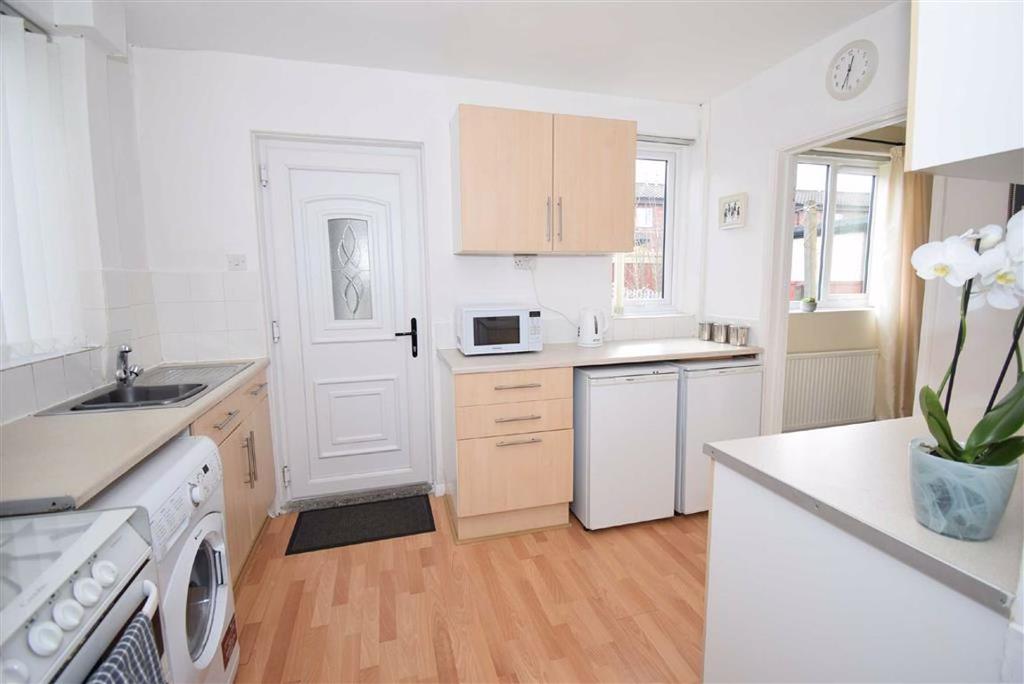 Lulworth Avenue, Low Simonside, Jarrow 3 bed semidetached house £120,000