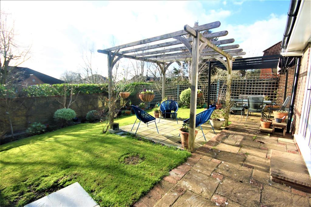 Wide rear garden:
