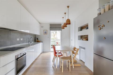 30c Springdale Road, London, N16 9NX
