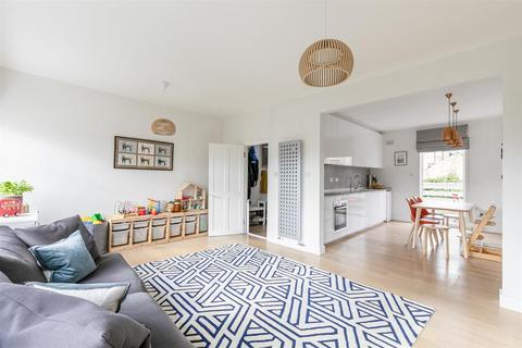 30c Springdale Road, London, N16 9NX