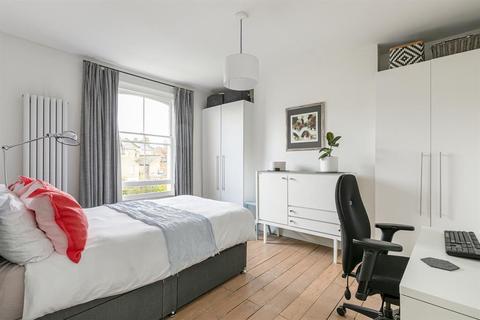 30c Springdale Road, London, N16 9NX