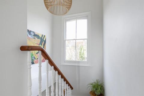 30c Springdale Road, London, N16 9NX