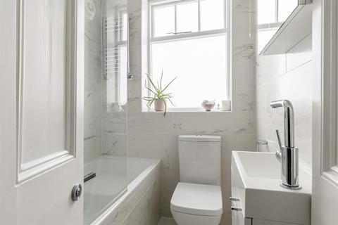 30c Springdale Road, London, N16 9NX