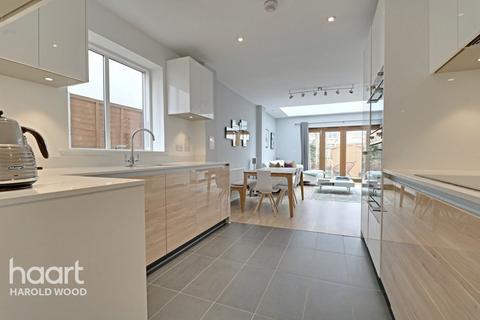 4 Godwin Terrace, Romford, RM3 0FJ